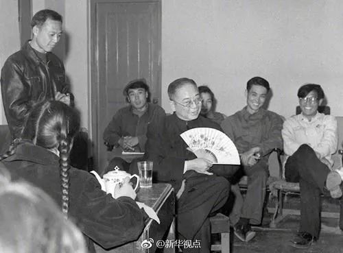 1950年4月2日，中央戏剧学院在北京成立，欧阳予倩任院长。这是欧阳予倩在给学生讲课。新华社发