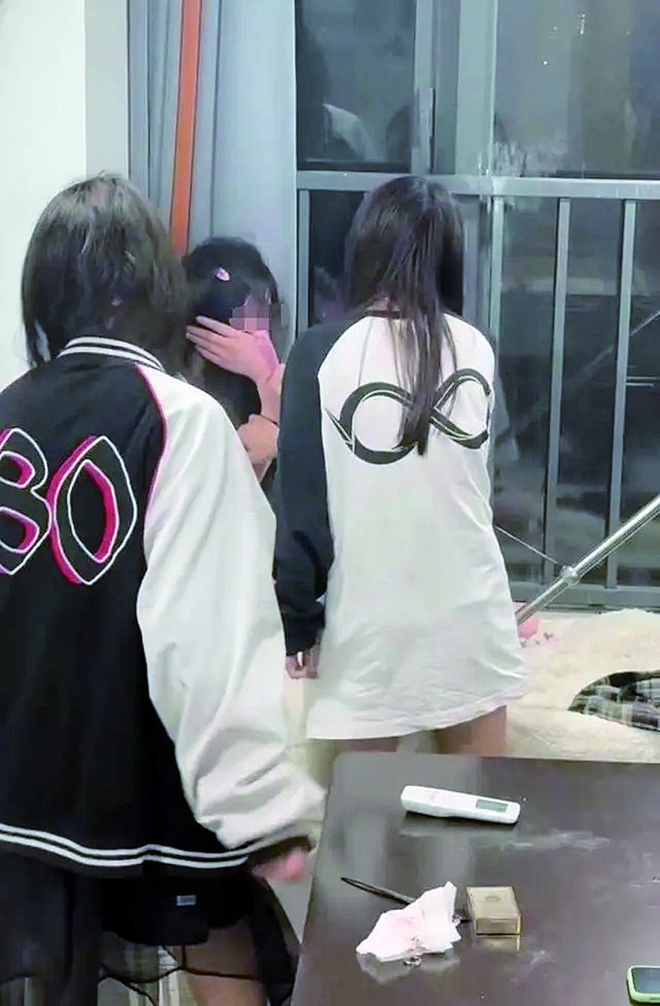 4月16日凌晨，刘婷被闯进屋的两名女孩殴打。 视频截图