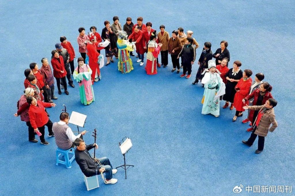 2021年11月1日，浙江景宁畲族自治县老干部服务中心，老年大学戏曲班的学员在课间交流。图/视觉中国