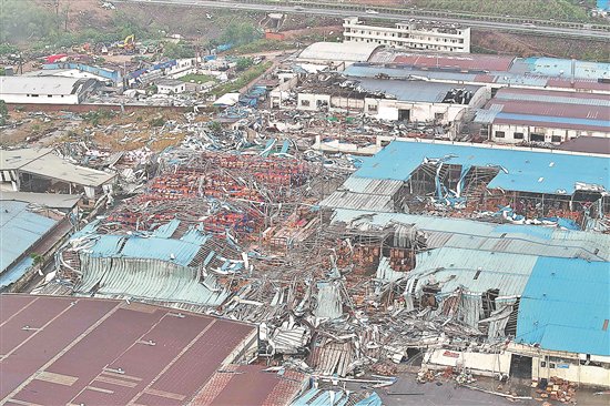 27日下午，广州白云区钟落潭一家具厂厂房被龙卷风吹翻 羊城晚报记者 钟振彬 摄
