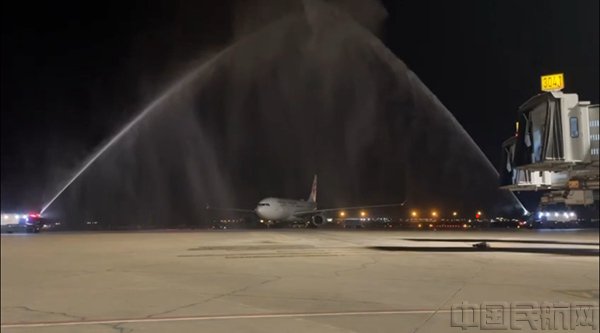 利雅得机场迎接东航首航航班的水门仪式