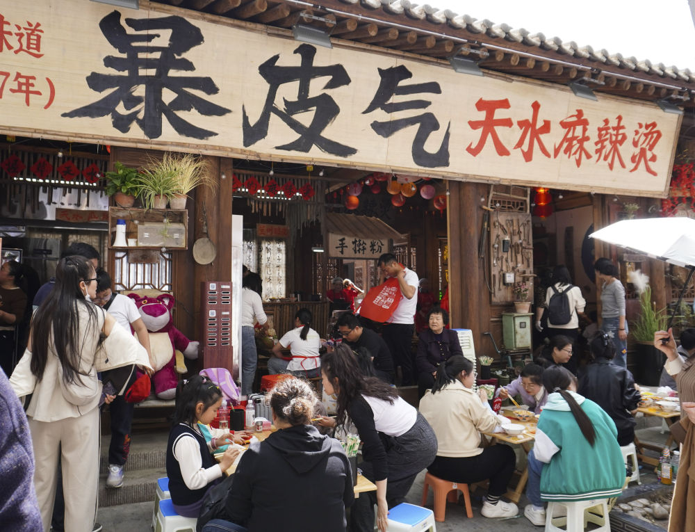 游客在位于天水市秦州区的一家麻辣烫店吃麻辣烫。新华社记者马希平 摄