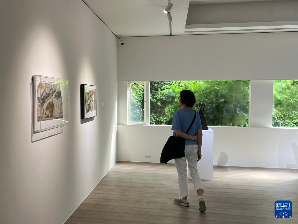 　　 4月22日，参观者在台南大新美术馆观看“‘共南风’大新两岸双城青年艺术交流展”。新华社记者 齐菲 摄