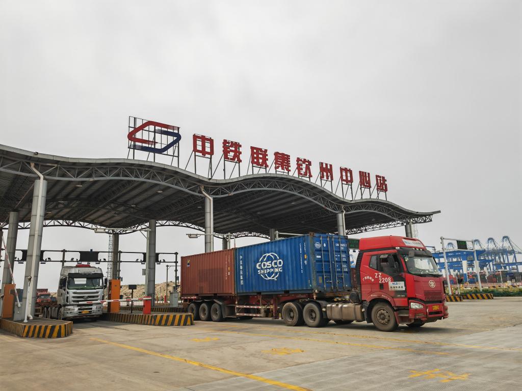   在中铁联集钦州中心站，货车在有序进出。新华社记者赵欢 摄