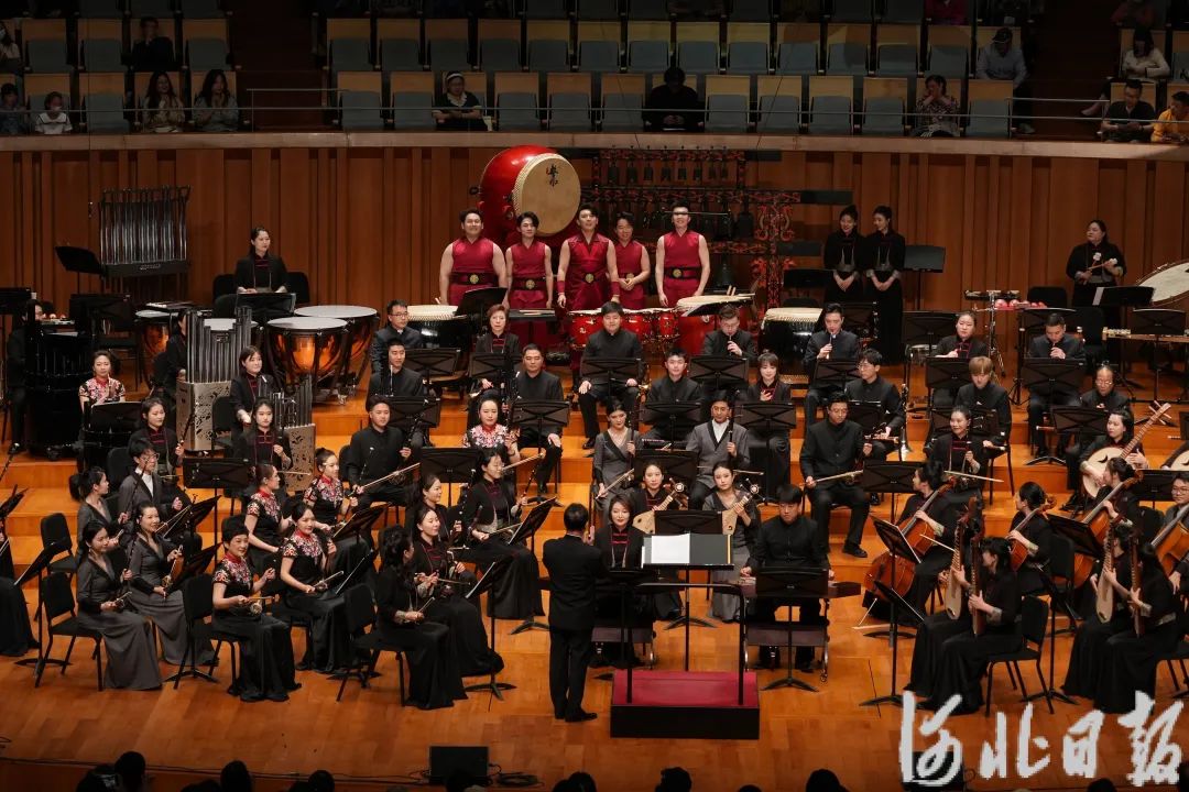 4月24日晚，大型民族管弦乐《雄安》在国家大剧院音乐厅精彩上演。谢毅摄