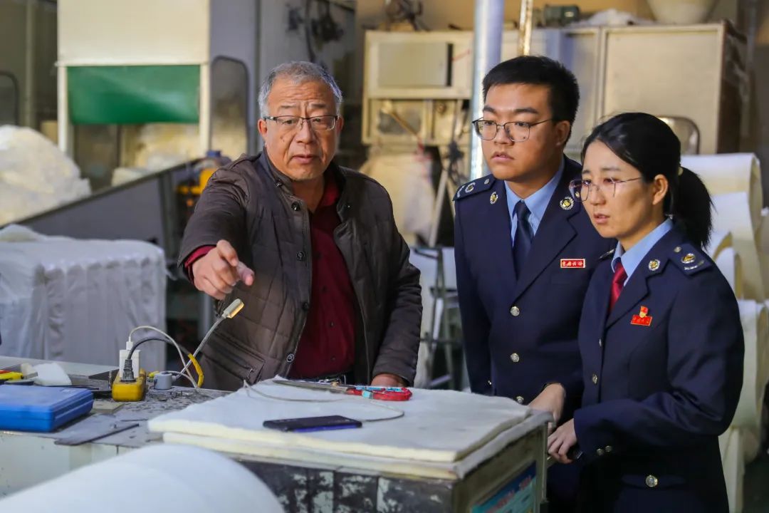 国家税务总局东辽县税务局"服务小分队"近日来到裕农养殖专业合作社