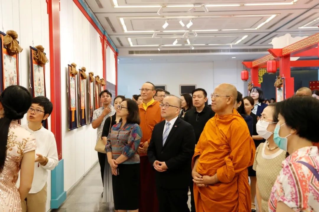 一带一起
泰国代表团的简单

先容
《泰国开会》