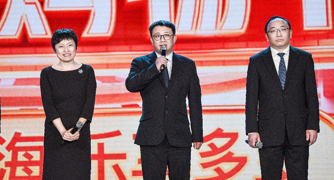拼多多联合创始人范洁真（中）出席第五届上海“五五购物节”启动仪式。孟云归/摄 