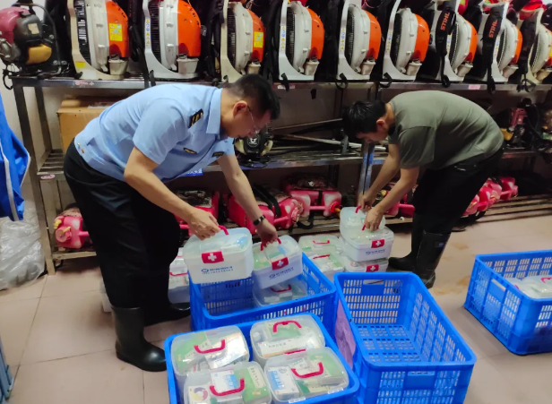 武江区市场监管局将企业捐赠的应急药品和消毒品通过直升飞机送至受灾地区。
