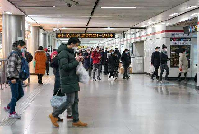 ▲乘客在上海地铁徐家汇站内行走。图/新华社