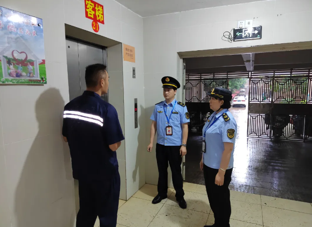 曲江区市场监管局执法人员指导物业公司开展电梯安全检查工作。