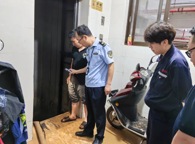 曲江区市场监管局执法人员检查电梯积水情况。