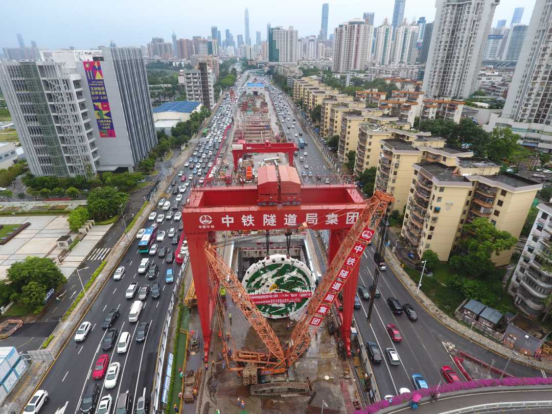 图为俯瞰深圳春风隧道施工现场。（资料图片）