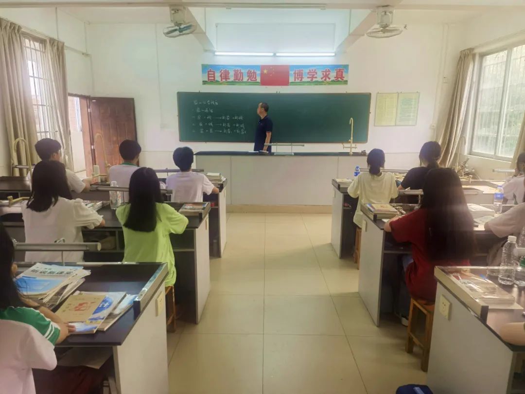 江湾中学的123名学生已有序转移到武江区龙归中学专用教学区开始上课。