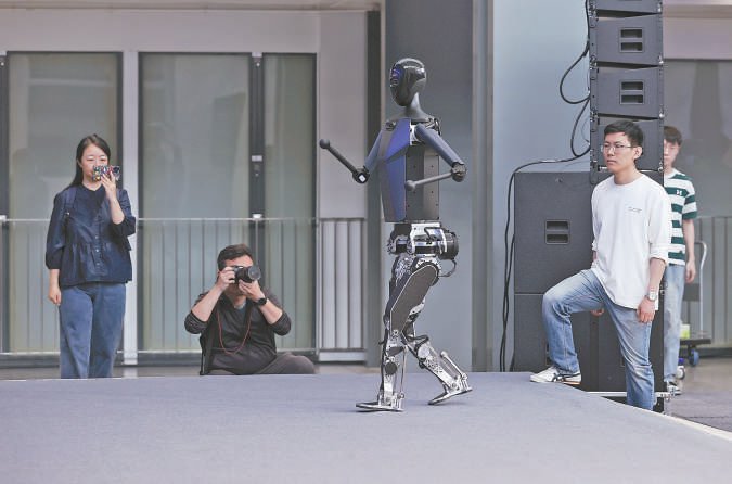昨天，北京人形机器人创新中心在北京经开区发布全球首个纯电驱拟人奔跑的全尺寸人形机器人。 本报记者 和冠欣摄