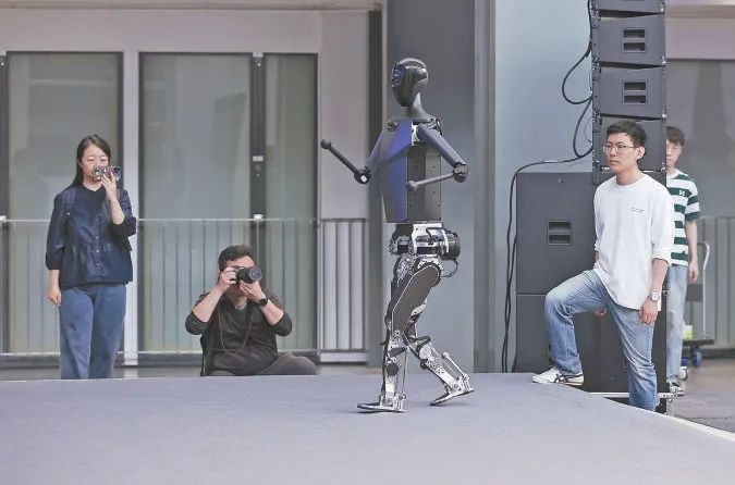 昨天，北京人形机器人创新中心在北京经开区发布全球首个纯电驱拟人奔跑的全尺寸人形机器人。本报记者 和冠欣摄