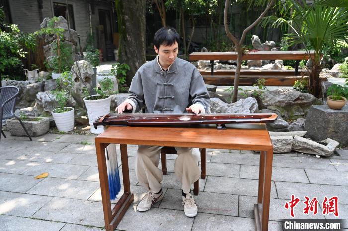 图为古琴教师高廷鑫在江苏扬州仁丰里历史文化街区的永乐琴坊弹奏古琴。国璇 摄