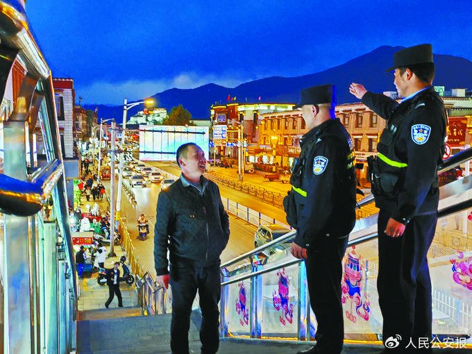4月24日，吉崩岗派出所民警在八廓时代潮流文化广场天桥服务群众。邓媛媛 摄