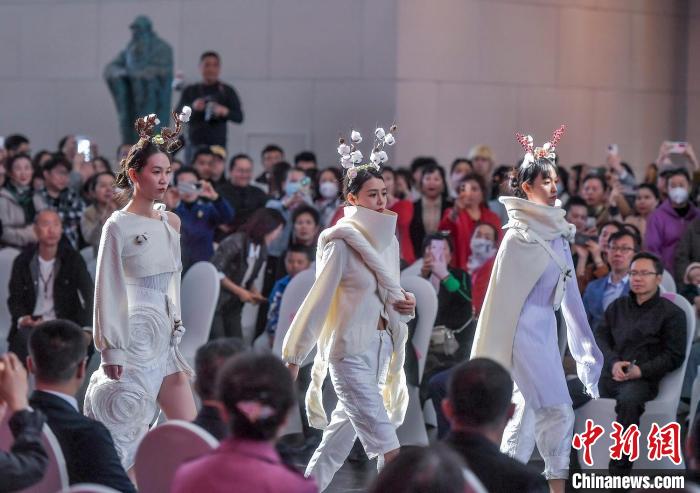 开幕式后的时装秀。中新网记者 刘新 摄 
