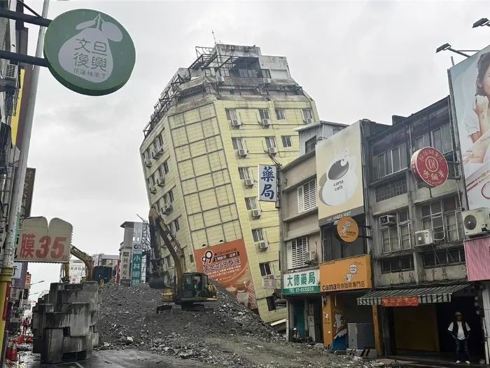 图为4月23日凌晨发生规模6.3地震，造成花莲市区富凯大饭店倾斜。（台湾“中时新闻网”资料照）