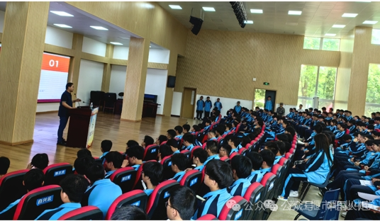 市司法局普法与依法治理科科长涂博,到该市职业中学针对学生的特点和