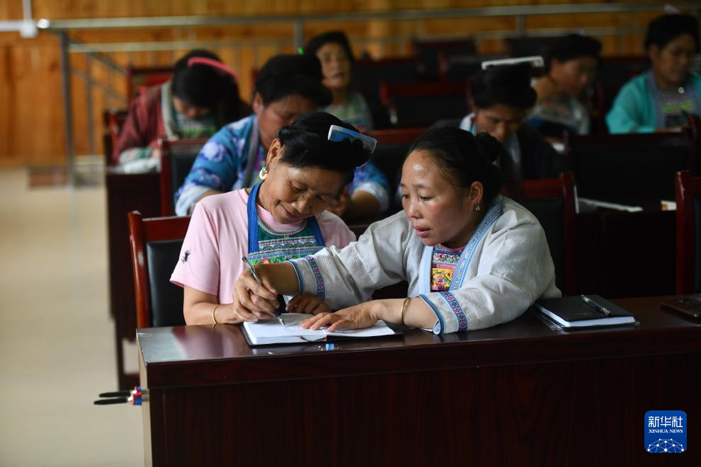   梁足英（右）和妈妈梁英迷在课堂上学习（2020年6月8日摄）。 新华社记者 黄孝邦 摄