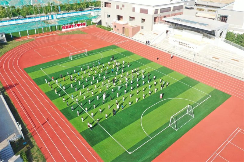 2023年9月13日，雄安史家胡同小学学生在操场做体操（无人机照片）。新华社记者 朱旭东 摄