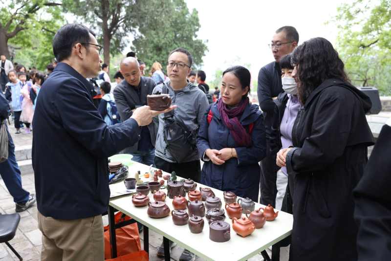 4月28日，石景山慈善寺，市民在观看现场的非遗项目展示。  新京报记者 浦峰 摄