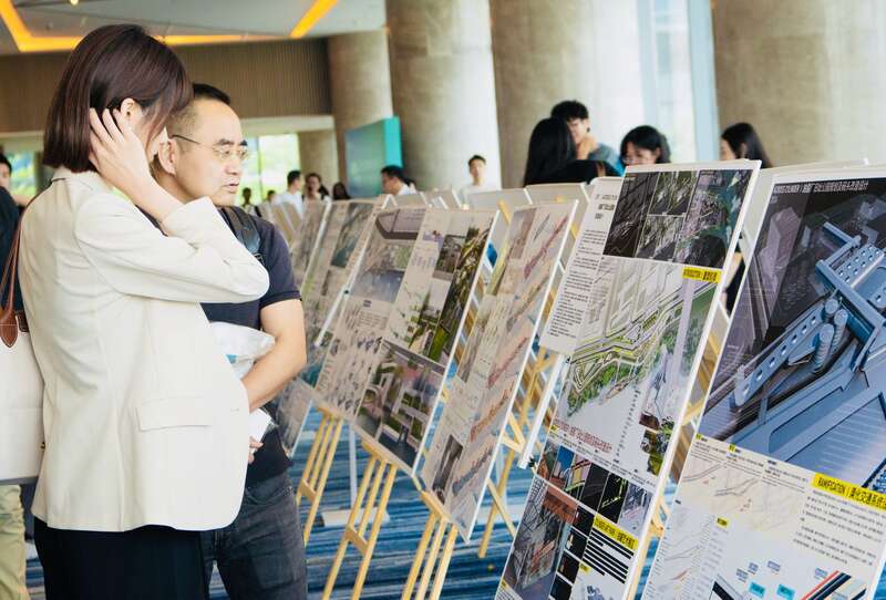市民参观广州南沙新区明珠湾规划设计成果展板。李惠娴/摄
