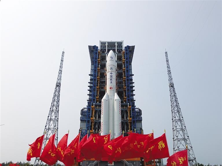 嫦娥六号探测器和长征五号遥八运载火箭器箭组合体垂直转运至发射区 新华社图片
