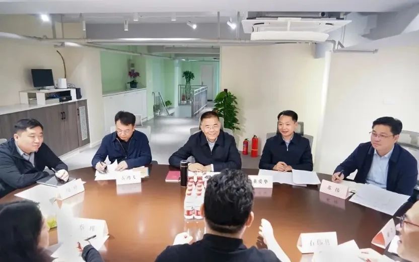 4月24日，市委书记石岗一行在上海艾特海浦网络科技有限公司调研。