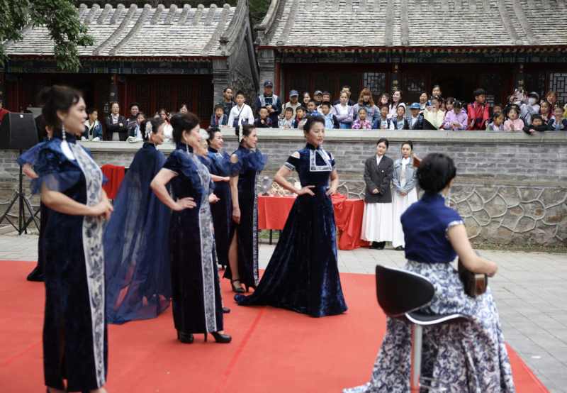 观众在观看老年时装秀表演。  新京报记者 浦峰 摄