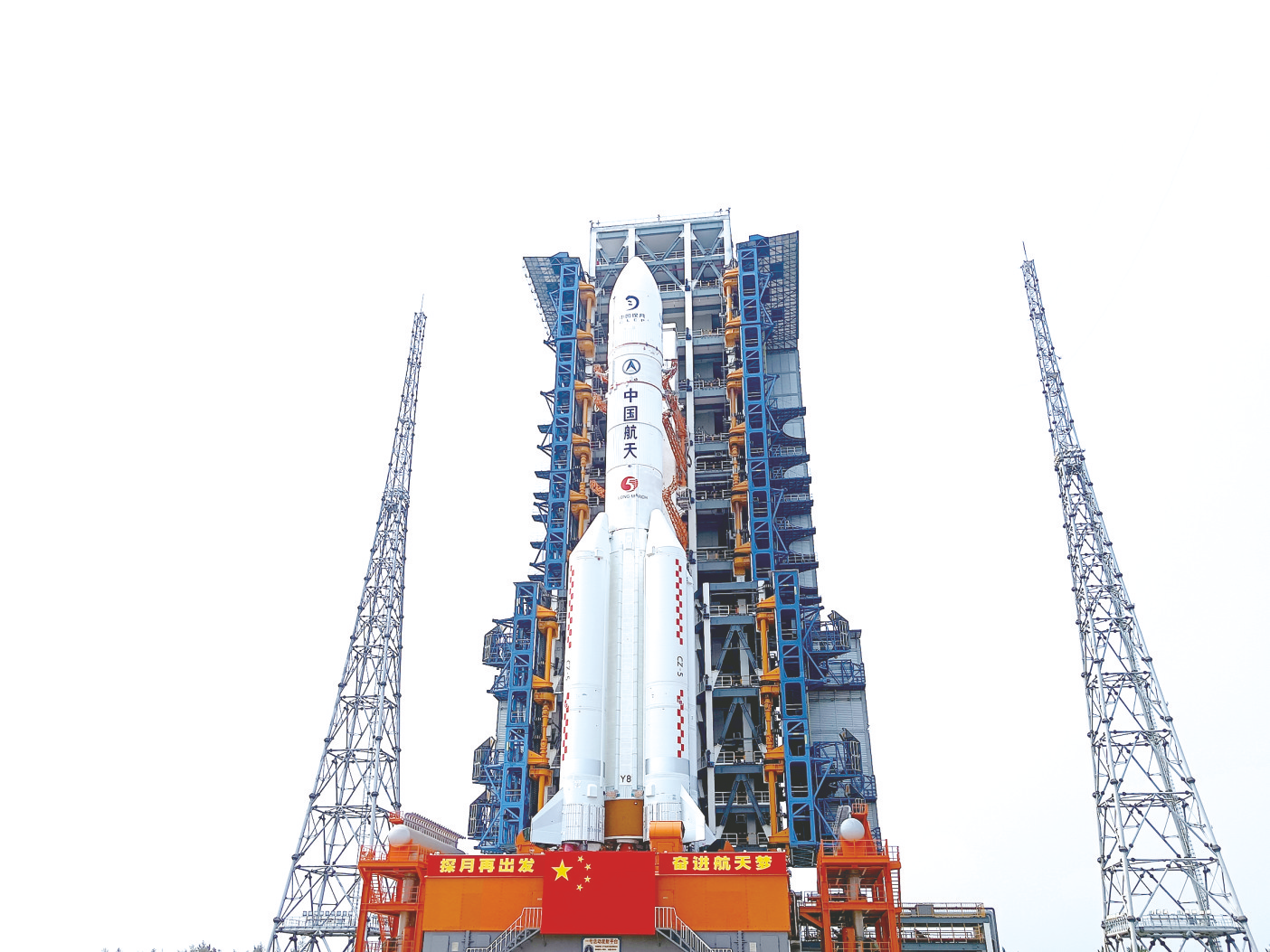     嫦娥六号探测器和长征五号遥八运载火箭器箭组合体垂直转运至发射区 新华社发