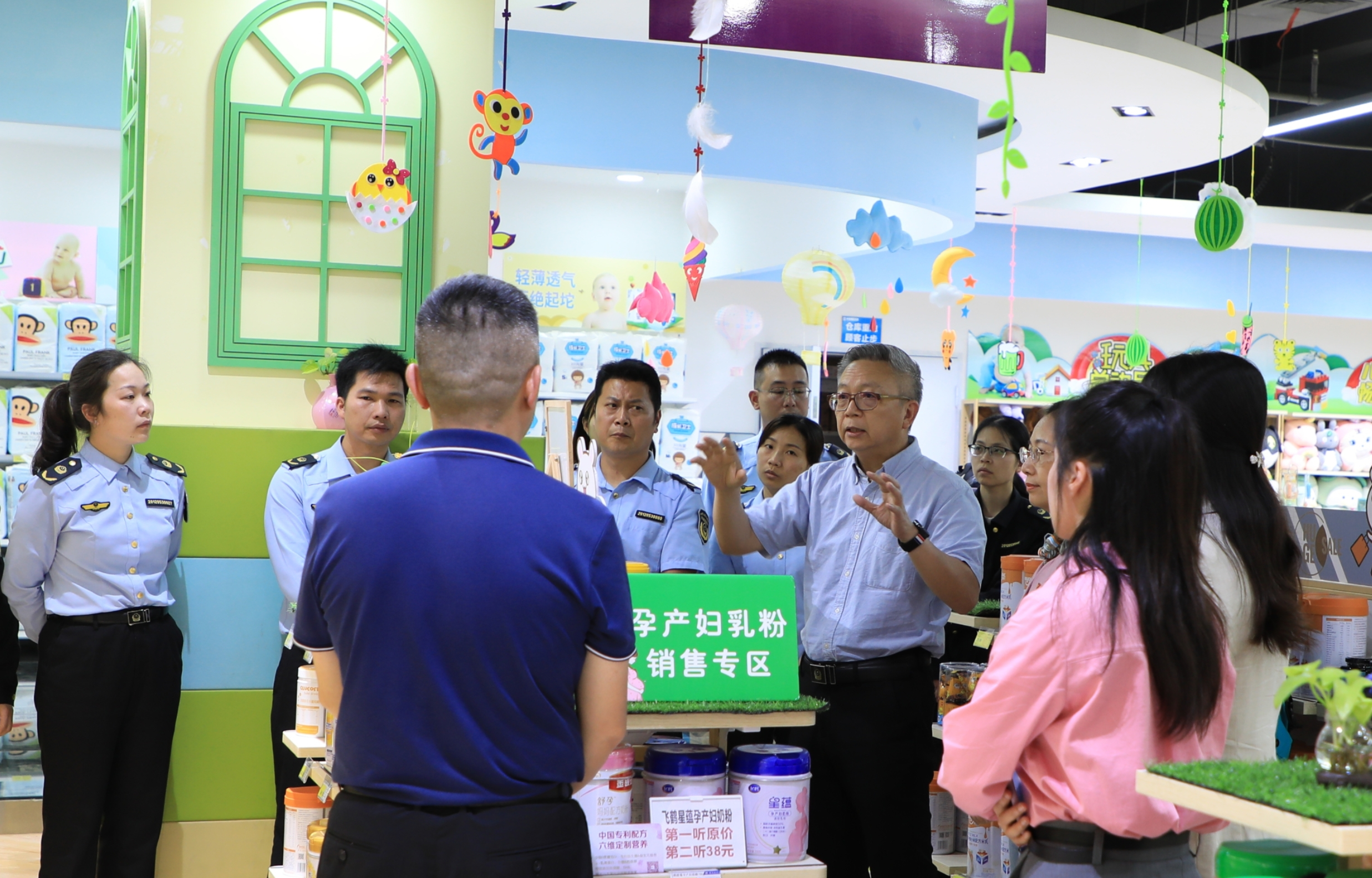 “特食移动课堂”走进商超母婴店进行现场执法检查实练教学。广西南丹县市场监管局供图
