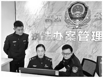 　　图为张雪（中）对办案民警和法制员开展“碎片化”日常培训。 济南市公安局供图