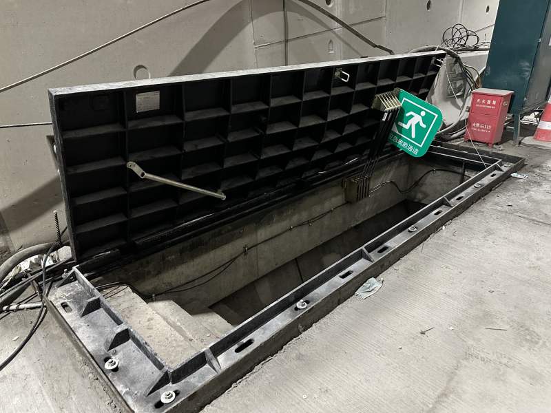 隧道内每隔80米就有一处进入疏散救援通道的入口,盖板通过液压装置