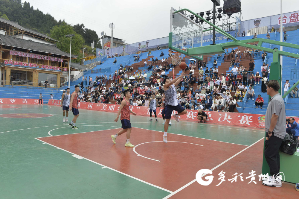 贵州奥弗俱乐部职业球员在比赛中场休息时进行3v3表演赛
