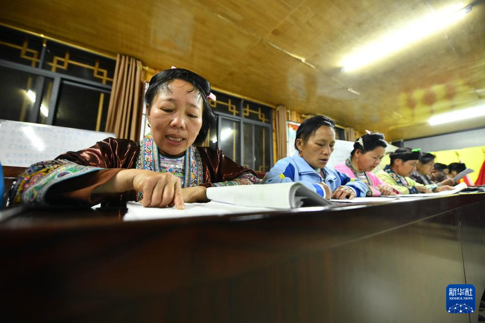   乌英苗寨妇女梁足英（左一）在夜校课堂上学习（2024年4月26日摄）。 新华社记者 黄孝邦 摄