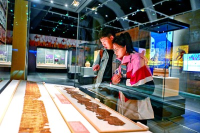     参观者在国家海洋博物馆观看“大河文明”展。新华社发