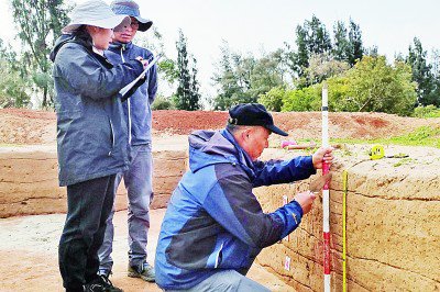     考古人员在进行地层土样采集 作者供图