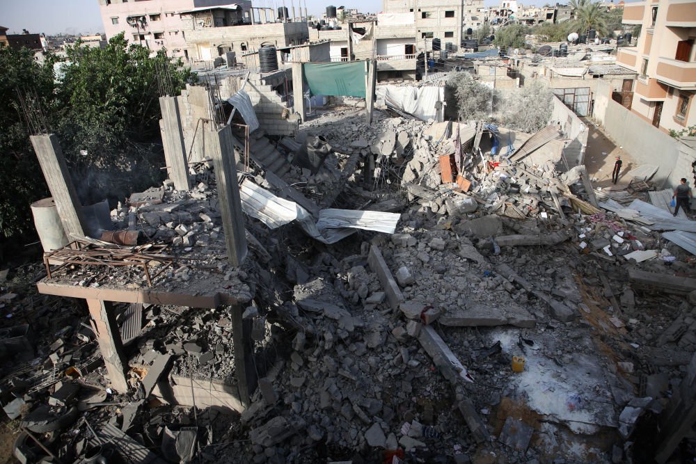 4月24日在加沙地带南部城市拉法拍摄的遭袭后的建筑物废墟。图片来源：新华社