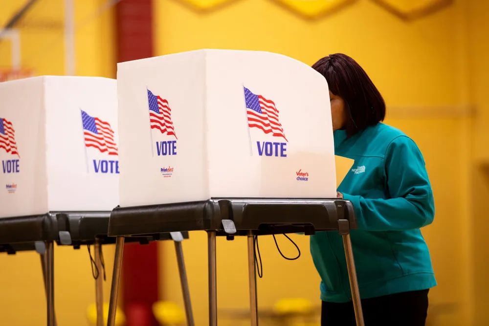 3月5日，选民在美国弗吉尼亚州彼得斯堡的投票点参与投票。新华社发（温斯特德·巴恩斯 摄）