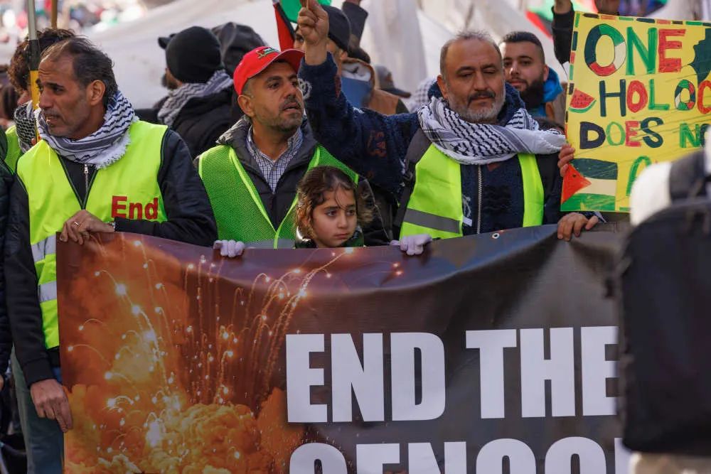 1月13日，在美国首都华盛顿，人们参加声援巴勒斯坦的集会游行活动。新华社发（亚伦 摄）