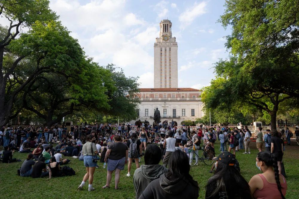 4月24日，人们在美国得克萨斯大学奥斯汀分校校园里举行集会。新华社发（克里斯托弗·达维拉 摄）