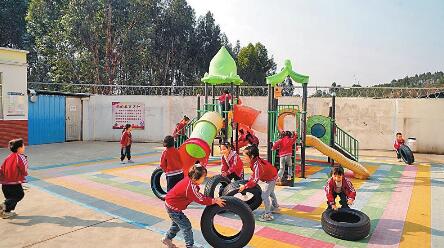 中寨幼儿园的孩子们在校园里玩耍。