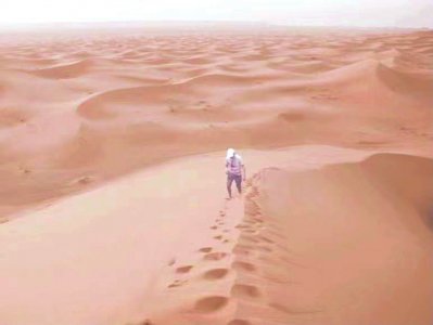 “陨石猎人”张勃在撒哈拉沙漠寻找陨石。受访者供图