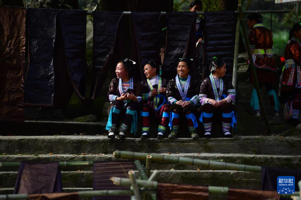   乌英苗寨妇女梁足英（左一）和姐妹们在亮布文化节上展示亮布及服饰（2020年10月25日摄）。 新华社记者 黄孝邦 摄