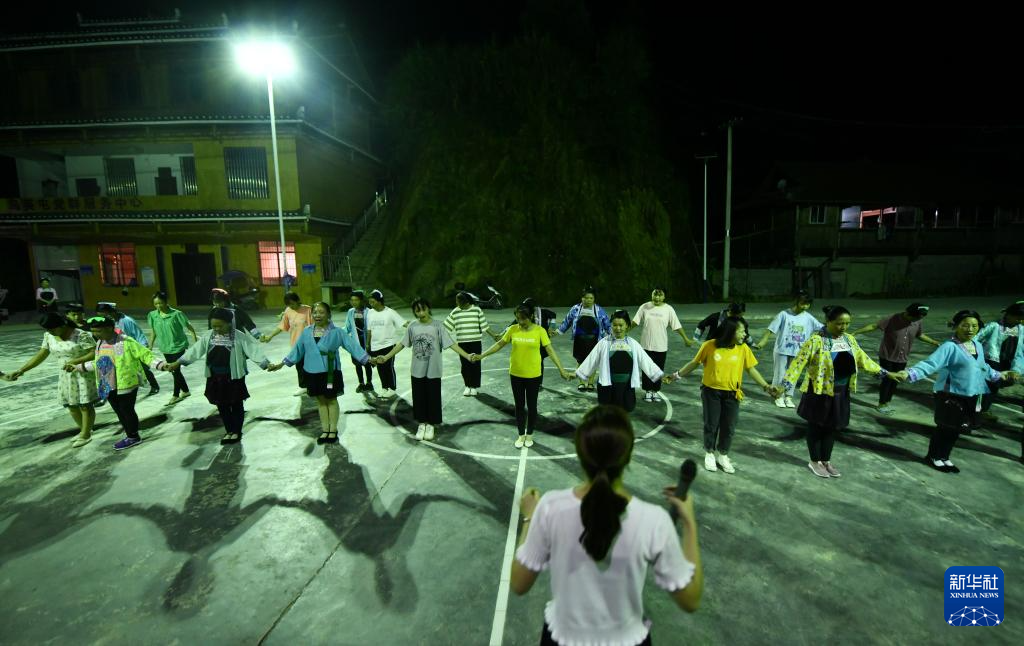   在乌英苗寨，梁足英（前排左四）和寨子里的姐妹们在夜校课堂上学习跳舞（2020年8月15日摄）。 新华社记者 黄孝邦 摄