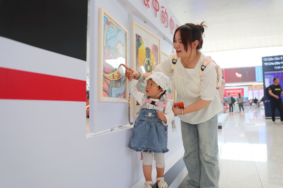 游客参观书画展（4月24日摄）。