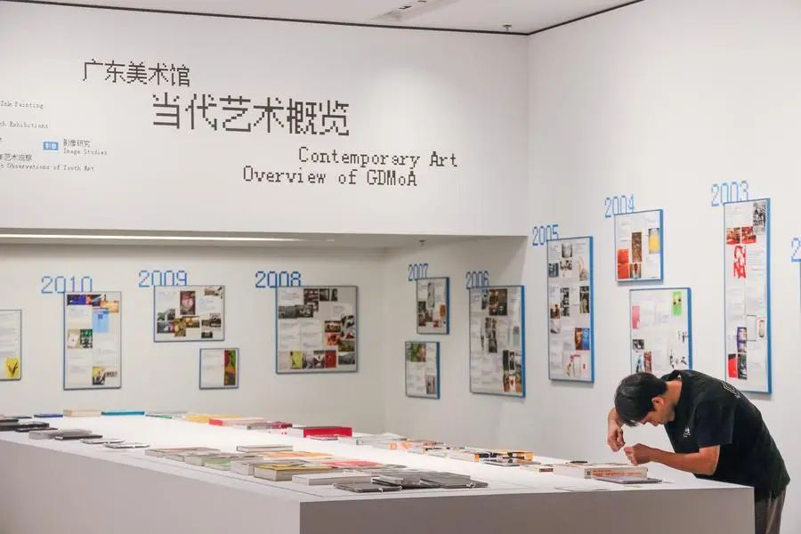 4月27日，工作人员在白鹅潭大湾区艺术中心广东美术馆布展。新华社记者 刘大伟 摄